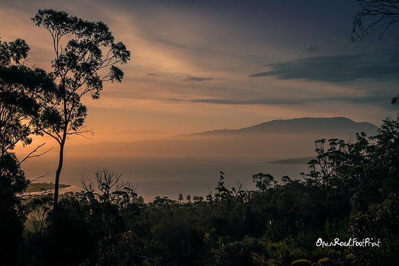 Prompt : IN THE DISTANCE |OFa201124|